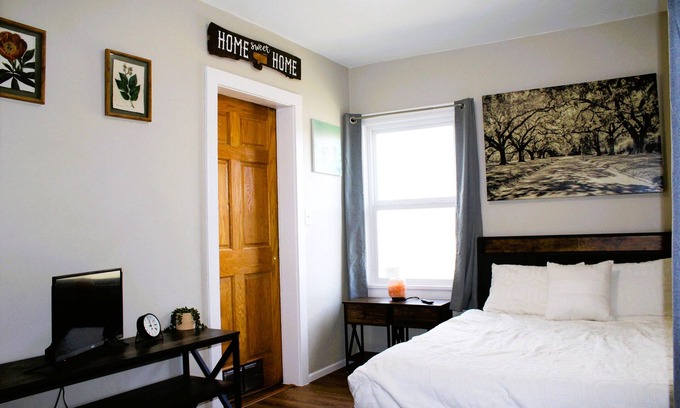 Livingston House | Peaceful Vibes - Trees, Hammocks & Fun Times