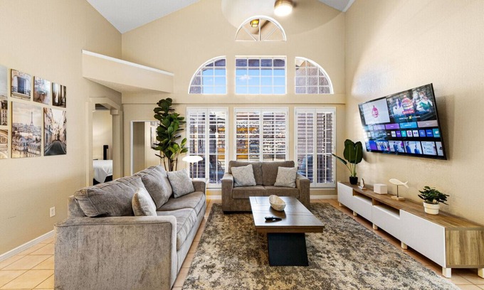 El Paso House | Peaceful West: 4BR Dusk Haven