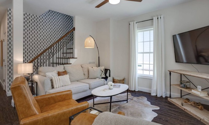 Apex House | Peak City Perfection- Apex Downtown Walkable, Park Views, Big Yard, Large Groups