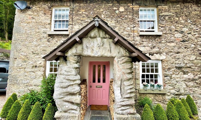 Lindale Cottage | PEAR TREE COTTAGE, pet friendly, with open fire in Grange-Over-Sands