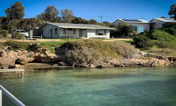 Lake Wangary House | Pearly Shells is an original Coffin Bay shack in the perfect location.