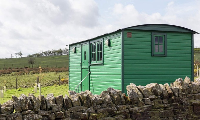Haltwhistle Cottage | PEAT GATE SHEPHERD'S HUT, romantic, with open fire in Haltwhistle