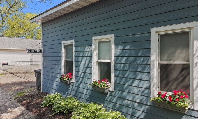 Lake Geneva Apartment | Pedal II - Private 2 Bedroom Apartment Close to Town ~ Walk Everywhere!