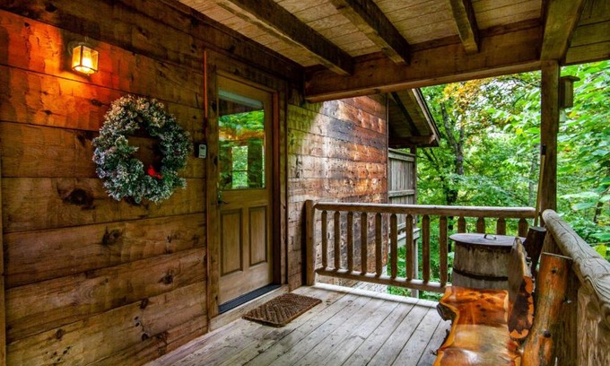 Pigeon Forge House | Peekaboo with Hot Tub, Pool Table, and Jacuzzi