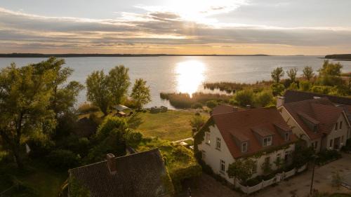 Rankwitz House | Peeneblick - Traumhaus in exklusiver Direktlage am Wasser mit eigenem Bootssteg für 8 Personen