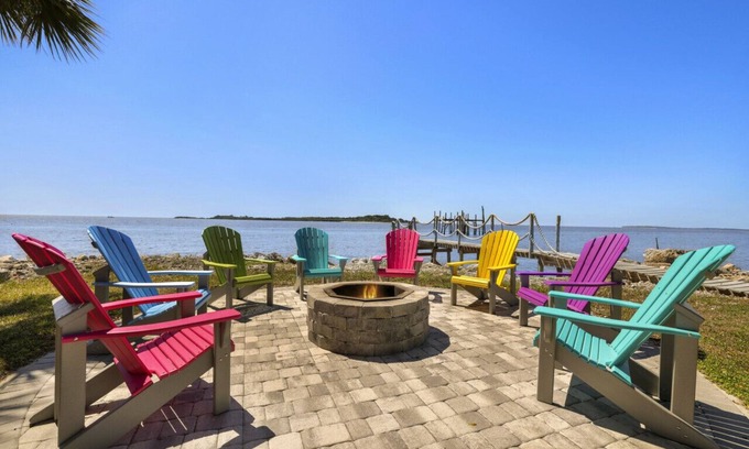 Cedar Key House | Pelican Place is a Waterfront Home on Historic First St on the Gulf of Mexico
