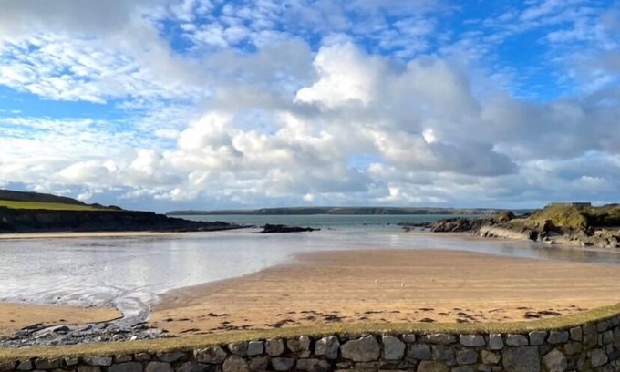 Pembroke House | Pembrokeshire Near Beach With A Hot Tub