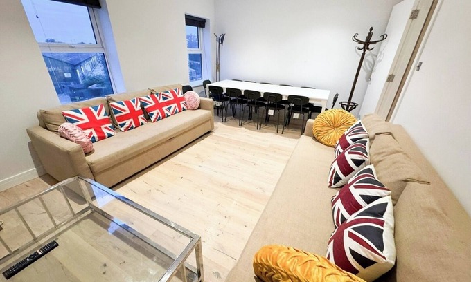 Kensal Green Apartment | Penthouse in Central London – Stylish, Spacious Apartment.