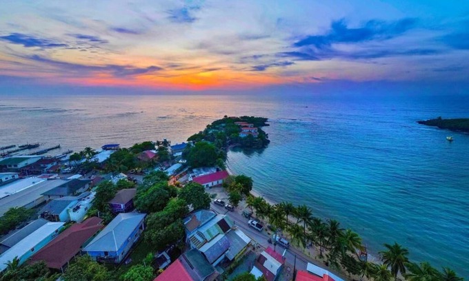 Half Moon Bay Apartment | Penthouse Suite (Miramar) Best view of the Bay, BeachFront- West End