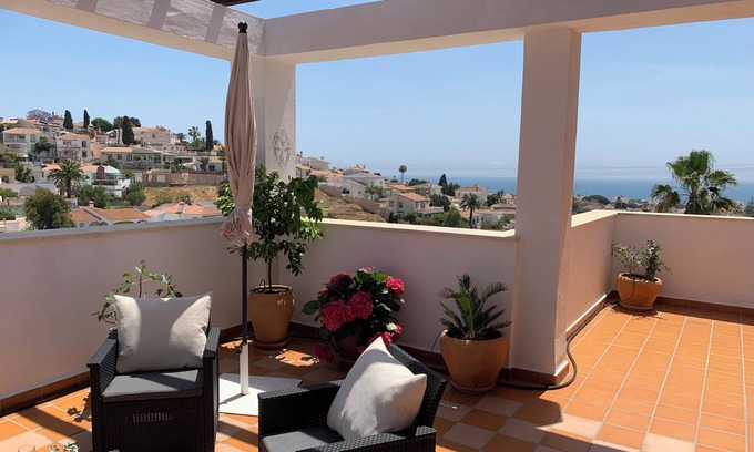 Caleta de Velez Apartment | Penthouse-Wohnung mit Blick auf das Mittelmeer und die Berge
