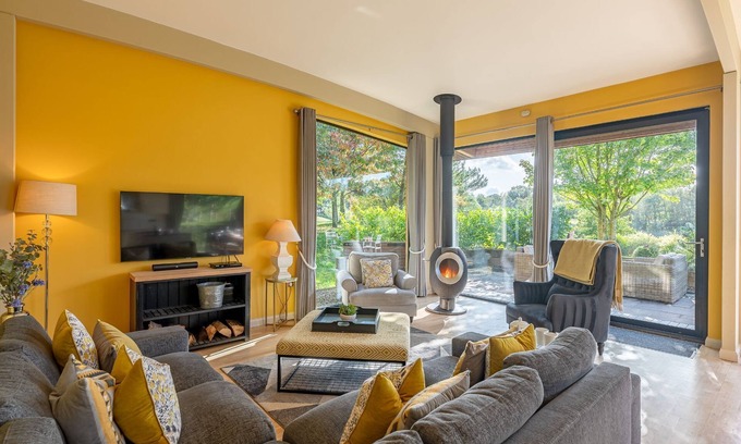 Richmond Cottage | Percy - a lodge that sleeps 6 guests in 3 bedrooms