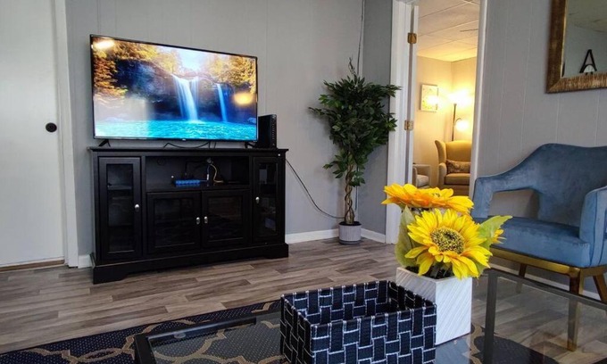 Noblesville House | Perfect Combo of Charm & Comfort- 2Bedroom Home