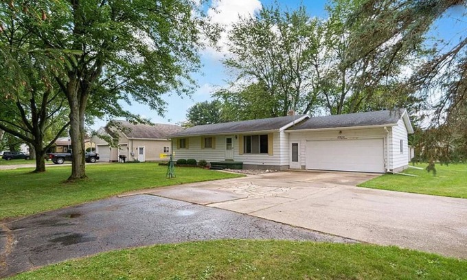 Birch Run Township House | Perfect Country Getaway for Visiting Frankenmuth
