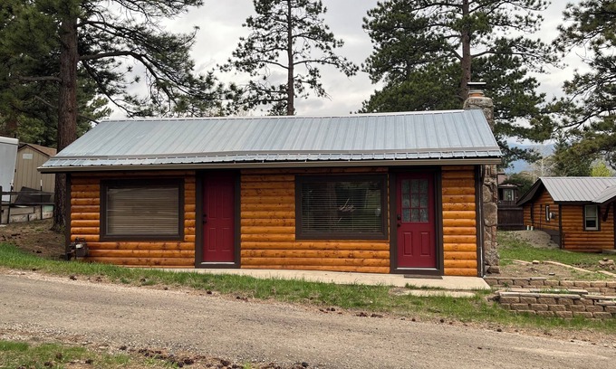 Estes Park Cabin | Perfect for Couples, Friends, & Small Families. License #3051