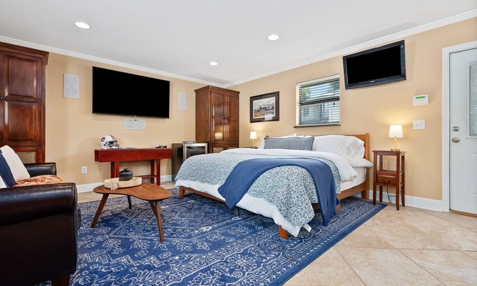 Auburn Apartment | Perfect Game-day Loft 0.2 Miles From Toomer's Corner ~ Pet Friendly