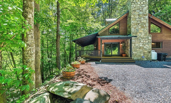 Maggie Valley Cabin | Perfect Getaway Surrounded by Nature in Maggie Valley NC!