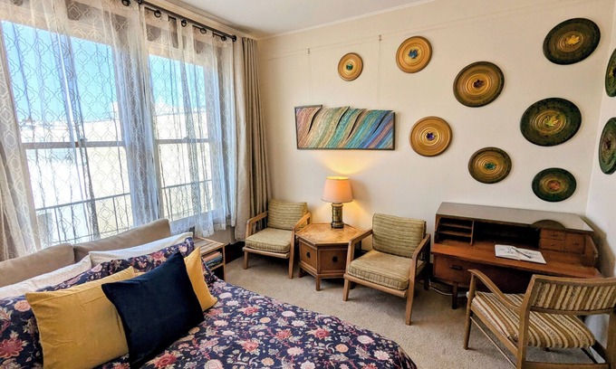 Russian Hill Apartment | Perfect Location - 4BD,1BA - Restored Redwood Home of SF Artists