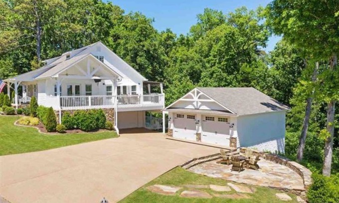 Counce House | Perfect location, luxury home with breathtaking lake view!