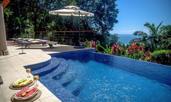 Dominical Villa | Perfect Location, Walk to Beach, Infinity Pool, Luxury Decor, Fast Free Wifi!