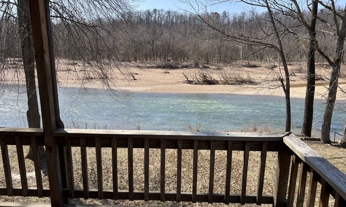 Van Buren House | Perfect riverfront Eclipse Cabin with 3 minutes and 51 seconds of totality.