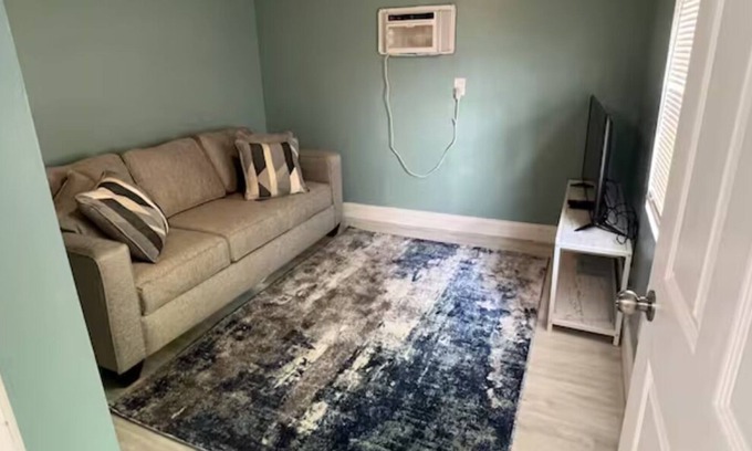 Sulphur Springs House | Perfect Tampa Executive Suite