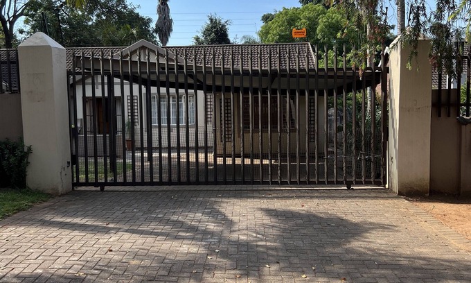 Nelspruit Apartment | Perfectly situated comfortable studio w/full kitchen-Book today!