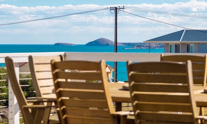 Port Elliot House | Pet & Family Friendly Beach House with Ocean View -Sounds of Thunderous Waves