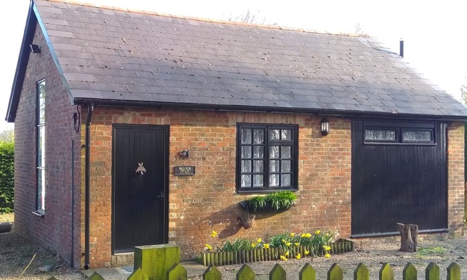 Willesborough Cottage | Pet friendly 1 bed cottage in Sellindge, Kent