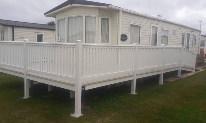 Colchester House | Pet friendly 2 bed caravan in coopers beach
