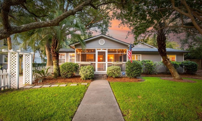 Isle of Palms House | Pet Friendly, 2 blocks from Beach, 4 Bikes!