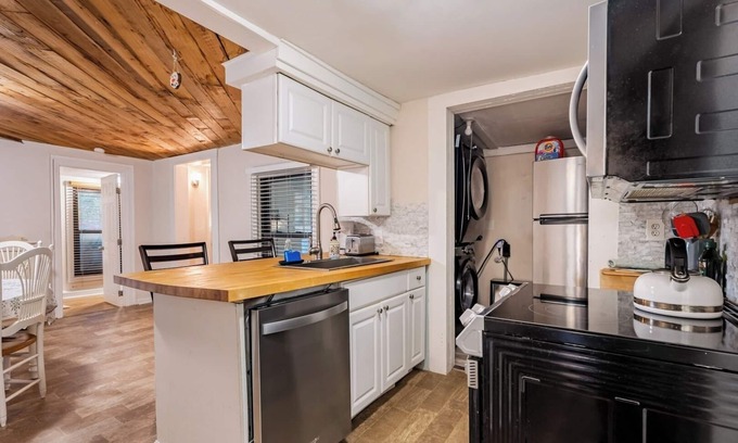 Cary Cottage | Pet-friendly 2BR Ranch, Wifi, Parking Near RTP