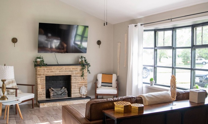 Youngstown House | Pet Friendly 3 bedroom 1 king,1 Queen,1 Full Bed Home