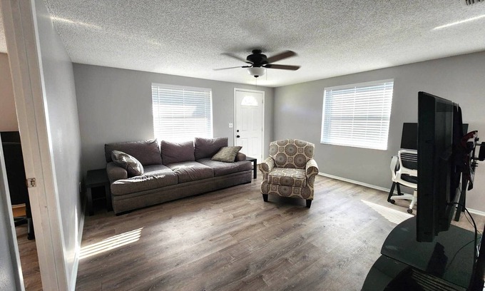 Braden River House | Pet Friendly 3 Bedroom Home With Fenced Yard