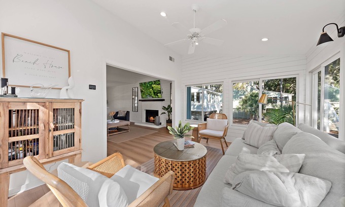 Tarpon Pond House | Pet Friendly 3BR Tarpon Pond Cottage! Close to Beach/Pools