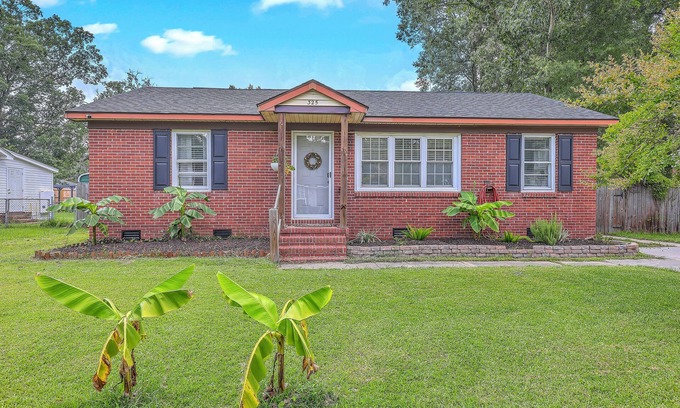 Goose Creek House | Pet-Friendly 3bd Cozy Home with Fully Fenced Back Yard in Goose Creek
