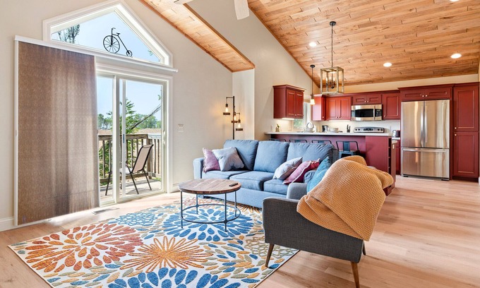 Sturgeon Bay Condo | Pet friendly Apartment in Sturgeon Bay- Proximity to restaurants and bars!