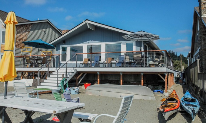 Freeland House | Pet Friendly, Beachfront, Mt. Rainer Views, Family Retreat