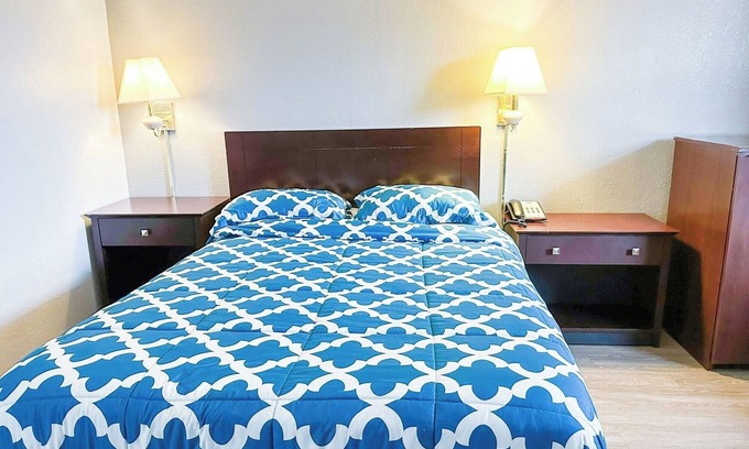 Madisonville Hotel | Pet-Friendly Budget Room Close to Perham Park for Outdoor Enthusiasts