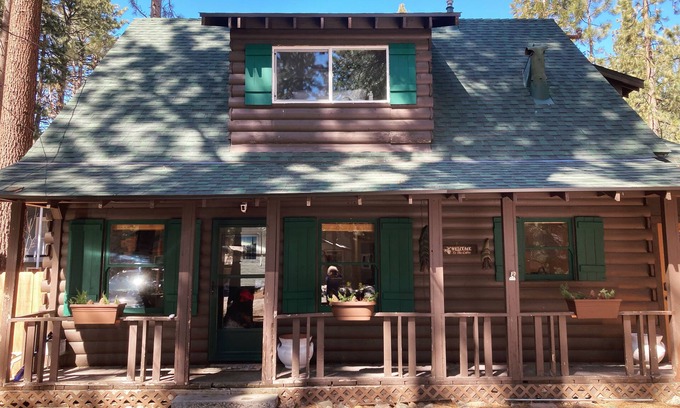 Al Tahoe Cabin | Pet Friendly Cabin, HotTub, Bikes, Kayaks, Gameroom, @ the Lake close to Skiing!