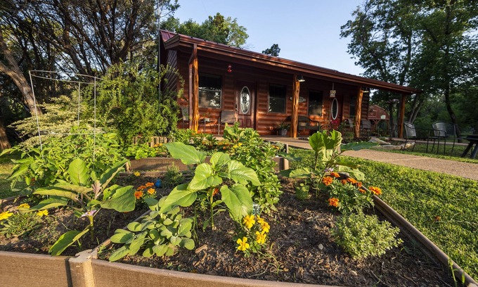 Waco House | Pet Friendly Cabin 4 - 15 minutes from Magnolia and Baylor