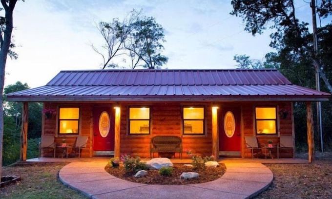 Waco Cabin | Pet Friendly Cabin 4 - 15 minutes from Magnolia and Baylor