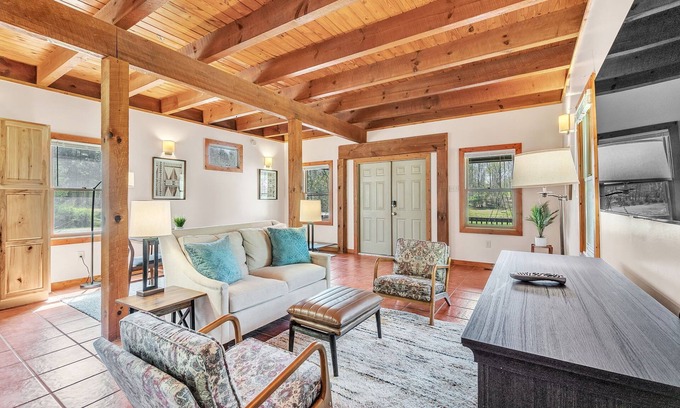 Cleveland House | Pet-Friendly Cabin in Marietta w/Porch Swings