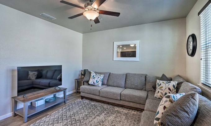 Hood House | Pet-Friendly Elk Grove Retreat with Balcony!