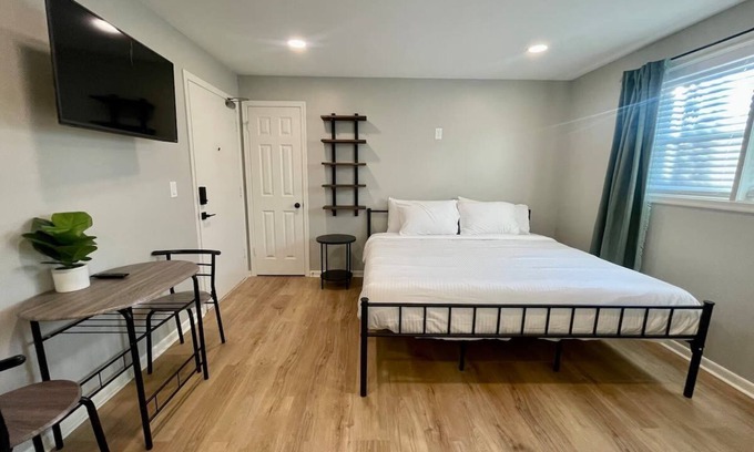 Joslyn Castle Apartment | Pet-Friendly Gem near Blackstone and UNMC