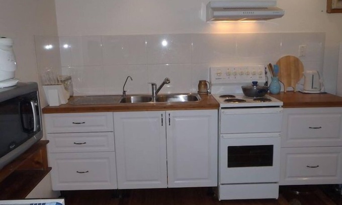 Kuttabul Apartment | Pet friendly 'Glamping' on ground level of 2-storey house with rural views