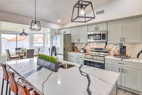 La Buena Vida House | Pet-Friendly Glendale Getaway Near Westgate
