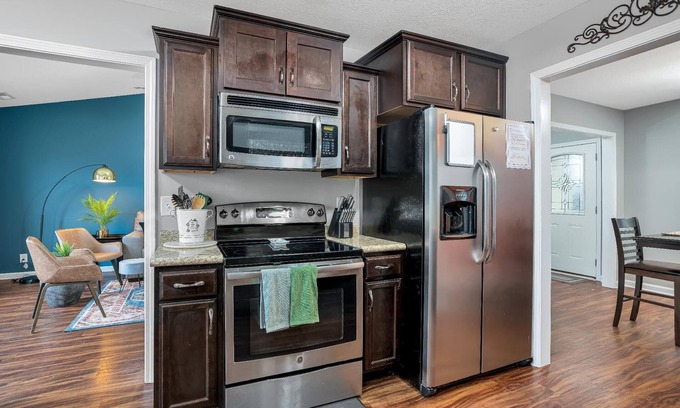 Oak Grove House | Pet Friendly home w/3 Bed /2 Bath and Fenced Back Yard