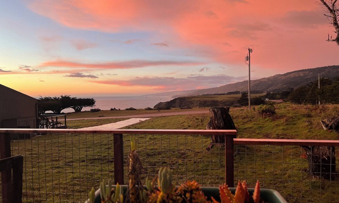 Manchester Cottage | Pet Friendly, Irish Beach Getaway.