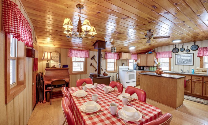 Irons Cottage | Pet-Friendly Irons Cottage w/Fire Pit & Fireplace