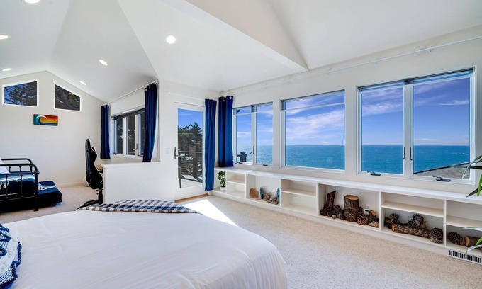 Gualala House | Pet-friendly Oceanfront Retreat w/King Beds & Hot Tub!